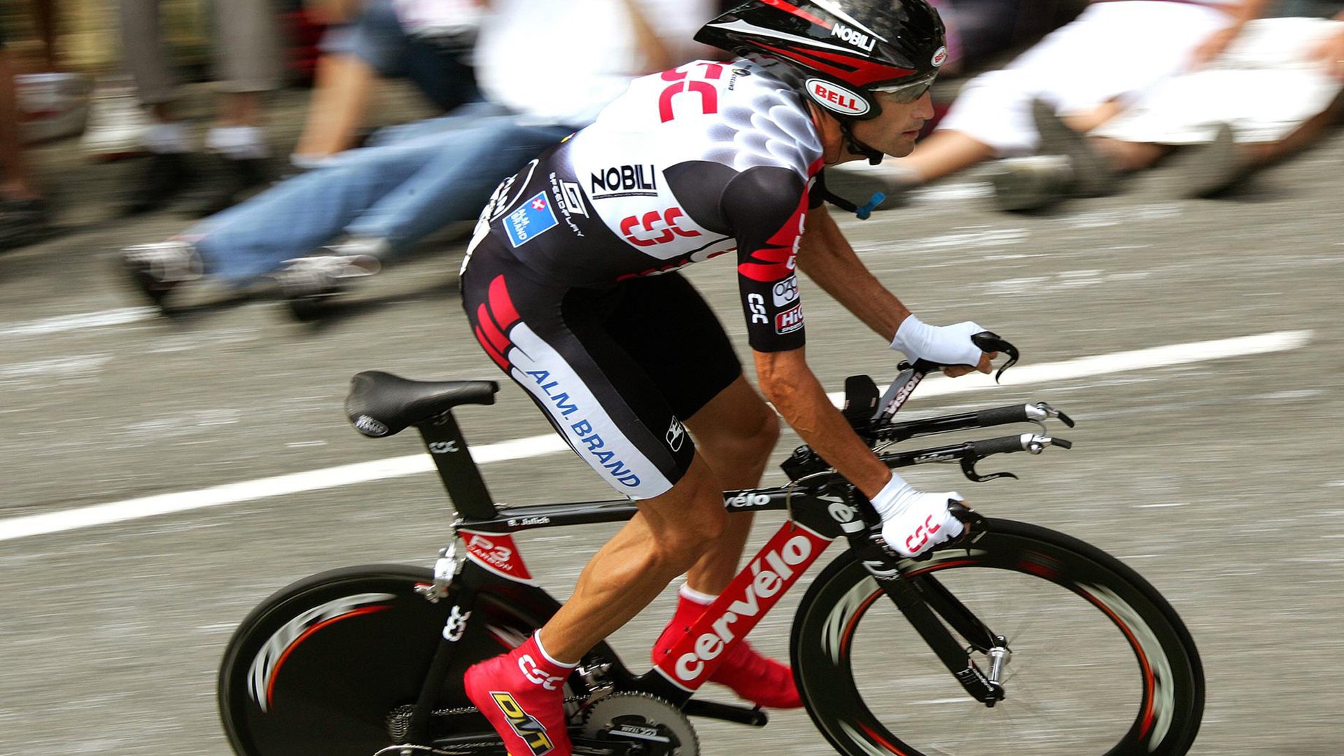 “宽板滑水:东三叉湖赛场展现速度与技术的完美结合”